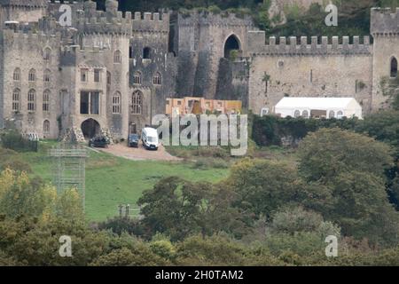 Gwrych Castle Abergele North Wales. Die Arbeit geht weiter, um Gwrych Burg für die Rückkehr der beliebten Reality-tv-Show vorzubereiten Ich bin ein Star . Die Arbeiter scheinen eine große Holzkonstruktion in der Nähe des Burgangangangs zu montieren Stockfoto