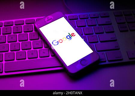 Barcelona, Katalonien, Spanien. Oktober 2021. In dieser Abbildung ist ein Google-Logo zu sehen, das auf einem Smartphone auf einer Computertastatur angezeigt wird (Bild: © Thiago Prudencio/DAX via ZUMA Press Wire) Stockfoto