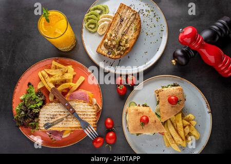 Verschiedene Arten von Toast und Sandwiches auf einem Steintisch Stockfoto