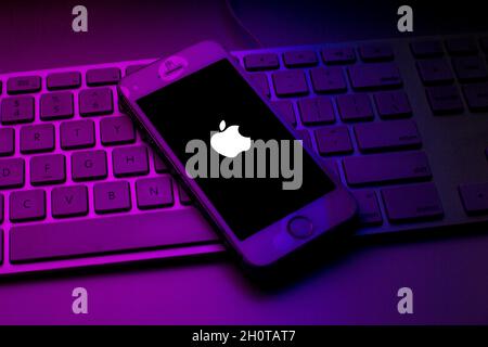 Barcelona, Katalonien, Spanien. Oktober 2021. In dieser Abbildung ist ein Apple-Logo auf einem Smartphone auf einer Computertastatur zu sehen (Bild: © Thiago Prudencio/DAX via ZUMA Press Wire) Stockfoto