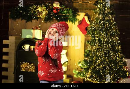 Verleih von Arnival-Kostümen. Kleines Mädchen feiern weihnachten. Vermietung von Urlaubszubehör. Dekorationen Vermietung Dienstleistungen. Konzept für Winterferien. Glücklich Stockfoto