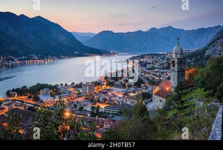 Blick auf die Stadt Kotor von oben in Montenegro. Stockfoto