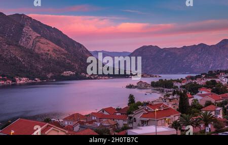 Blick auf die Stadt Kotor von oben in Montenegro. Stockfoto