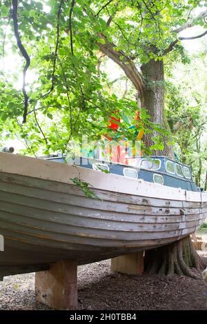 Boot in den Wäldern am Ende des Road Festival 2021. Stockfoto