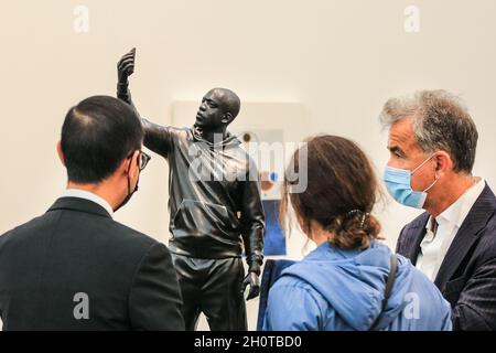 London, Großbritannien. Oktober 2021. London, Großbritannien, 14. Oktober 2021. Mitarbeiter und Besucher schauen sich die Galerie „Signale“ von Thomas Price, 2020, Hauser & Wirth an. Die Frieze London konzentriert sich auf zeitgenössische Kunst und lebende Künstler. London konzentriert sich auf zeitgenössische Kunst und lebende Künstler. Kredit: Imageplotter/Alamy Live Nachrichten Stockfoto