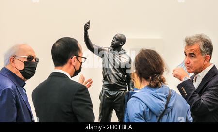 London, Großbritannien. Oktober 2021. London, Großbritannien, 14. Oktober 2021. Mitarbeiter und Besucher schauen sich die Galerie „Signale“ von Thomas Price, 2020, Hauser & Wirth an. Die Frieze London konzentriert sich auf zeitgenössische Kunst und lebende Künstler. London konzentriert sich auf zeitgenössische Kunst und lebende Künstler. Kredit: Imageplotter/Alamy Live Nachrichten Stockfoto