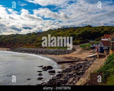 Der Zugang zum Meer aus dem Dorf und Parkplätze der Life-Bootstation und Bootslager in Runswick North Yorkshire England Stockfoto