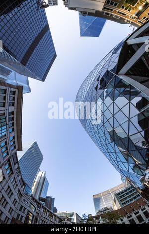 Weitwinkelfotografie mit Blick nach oben auf den architektonischen Raum innerhalb der City of London Stockfoto