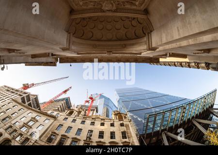Weitwinkelfotografie mit Blick nach oben auf den architektonischen Raum innerhalb der City of London Stockfoto