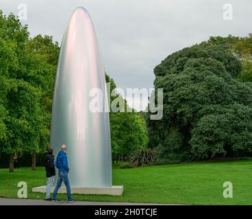 The Regents Park, London, Großbritannien. Oktober 2021. Der Freiluftskulpturen-Pfad der Frieze umfasst Rasheed Araeen, Daniel Arsham, Anthony Caro, Gisela Colón, José Pedro Croft, Carlos Cruz-Diez, Stoyan Dechev, Ibrahim El-Salahi, Divya Mehra, Annie Morris, Isamu Noguchi, Jorge Otero-Pailos, solange Pessoa, Vanessa da Silva, Tatiana Wolska, Rose Wylie und Yunizar. Bild: Gisela Colon, Quantum Shift, 2021. Gavlak. Quelle: Malcolm Park/Alamy Live News Stockfoto