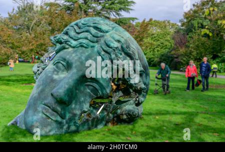 The Regents Park, London, Großbritannien. Oktober 2021. Der Freiluftskulpturen-Pfad der Frieze umfasst Rasheed Araeen, Daniel Arsham, Anthony Caro, Gisela Colón, José Pedro Croft, Carlos Cruz-Diez, Stoyan Dechev, Ibrahim El-Salahi, Divya Mehra, Annie Morris, Isamu Noguchi, Jorge Otero-Pailos, solange Pessoa, Vanessa da Silva, Tatiana Wolska, Rose Wylie und Yunizar. Bild: Daniel Arsham, Ausgegraben Bronze Erodiertes Melpomene, 2021. Perrotin. Quelle: Malcolm Park/Alamy Live News Stockfoto