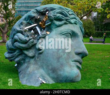 The Regents Park, London, Großbritannien. Oktober 2021. Der Freiluftskulpturen-Pfad der Frieze umfasst Rasheed Araeen, Daniel Arsham, Anthony Caro, Gisela Colón, José Pedro Croft, Carlos Cruz-Diez, Stoyan Dechev, Ibrahim El-Salahi, Divya Mehra, Annie Morris, Isamu Noguchi, Jorge Otero-Pailos, solange Pessoa, Vanessa da Silva, Tatiana Wolska, Rose Wylie und Yunizar. Bild: Daniel Arsham, Ausgegraben Bronze Erodiertes Melpomene, 2021. Perrotin. Quelle: Malcolm Park/Alamy Live News Stockfoto