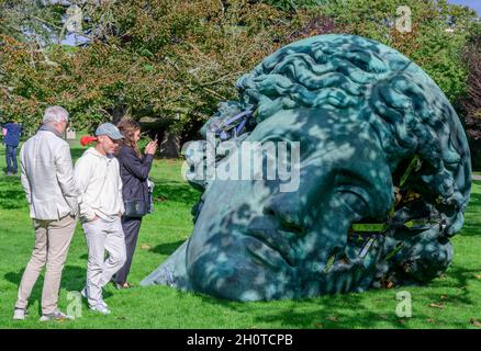 The Regents Park, London, Großbritannien. Oktober 2021. Der Freiluftskulpturen-Pfad der Frieze umfasst Rasheed Araeen, Daniel Arsham, Anthony Caro, Gisela Colón, José Pedro Croft, Carlos Cruz-Diez, Stoyan Dechev, Ibrahim El-Salahi, Divya Mehra, Annie Morris, Isamu Noguchi, Jorge Otero-Pailos, solange Pessoa, Vanessa da Silva, Tatiana Wolska, Rose Wylie und Yunizar. Bild: Daniel Arsham, Ausgegraben Bronze Erodiertes Melpomene, 2021. Perrotin. Quelle: Malcolm Park/Alamy Live News Stockfoto