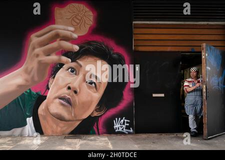 Manchester, Großbritannien. Oktober 2021. Ein Wandgemälde des Straßenkünstlers Akse P19 zum Thema der beliebten Netflix-Serie Squid Game ist in Manchester, Großbritannien, zu sehen. Kredit: Jon Super/Alamy Live Nachrichten. Stockfoto