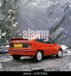 1988 Vauxhall Astra GTE MKII fährt in Wales Großbritannien Stockfoto