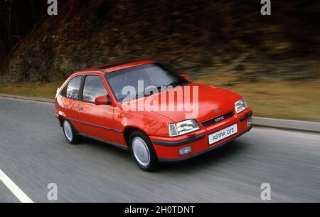 1988 Vauxhall Astra GTE MKII fährt in Wales Großbritannien Stockfoto