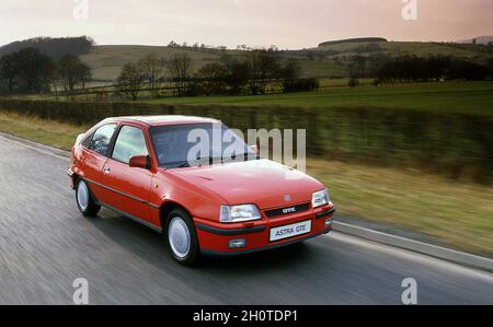 1988 Vauxhall Astra GTE MKII fährt in Wales Großbritannien Stockfoto