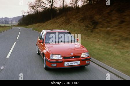 1988 Vauxhall Astra GTE MKII fährt in Wales Großbritannien Stockfoto