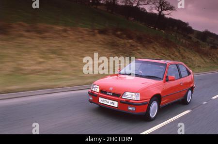 1988 Vauxhall Astra GTE MKII fährt in Wales Großbritannien Stockfoto