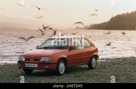 1988 Vauxhall Astra GTE MKII fährt in Wales Großbritannien Stockfoto