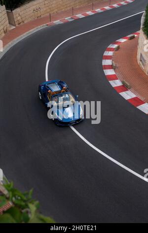 Blau mit silbernem Streifen Ferrari 488 Pista Spider Supercar, das auf einer Straße im Zentrum von Monaco gefahren wird, die Teil der F1-Strecke ist. Stockfoto