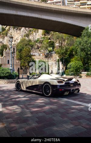 Der Supersportwagen Koenigsegg Agera R in Weiß mit violettem Kohlefaser wird auf einer Straße im Zentrum von Monaco gefahren. Stockfoto