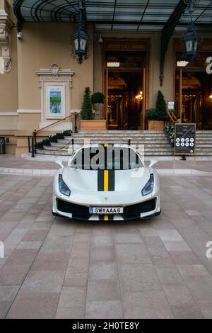 Weiß mit gelb-schwarzem Streifen Ferrari 488 Pista Supercar geparkt am Casino-Platz im Zentrum von Monaco. Stockfoto