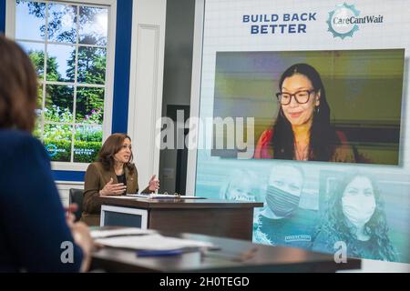 Vizepräsidentin Kamala Harris, zusammen mit der demokratischen Senatorin Illinois Tammy Duckworth, fand am 14. Oktober 2021 im Eisenhower Executive Office Building auf dem Campus des Weißen Hauses in Washington, DC, USA, eine virtuelle Rathaussitzung über die Pflegebestimmungen der Build Back Better Agenda statt. Stockfoto