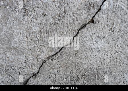 Riss in alter Betonwand, Oberfläche als Hintergrund, Raum kopieren Stockfoto