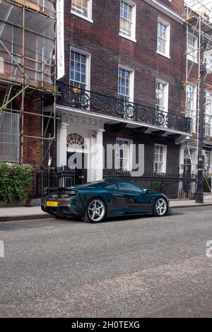 Der grüne Supersportwagen McLaren 675LT Coupe parkt im Stadtteil Mayfair im Zentrum von London. Stockfoto