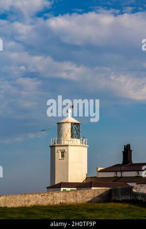 Lizard Point Lighthouse im Südwesten von Cornwall England, Großbritannien, wurde ursprünglich 1751 vom Gutsbesitzer Thomas Fonnereau am südlichen Punkt Großbritanniens erbaut. Stockfoto