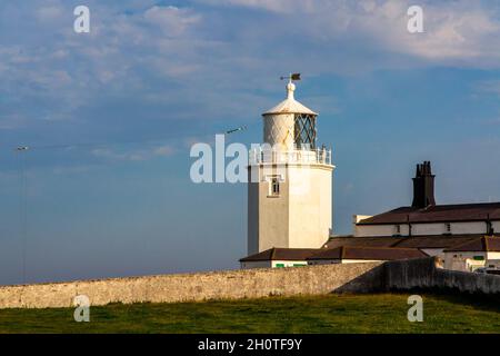 Lizard Point Lighthouse im Südwesten von Cornwall England, Großbritannien, wurde ursprünglich 1751 vom Gutsbesitzer Thomas Fonnereau am südlichen Punkt Großbritanniens erbaut. Stockfoto