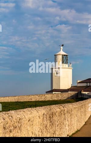 Lizard Point Lighthouse im Südwesten von Cornwall England, Großbritannien, wurde ursprünglich 1751 vom Gutsbesitzer Thomas Fonnereau am südlichen Punkt Großbritanniens erbaut. Stockfoto