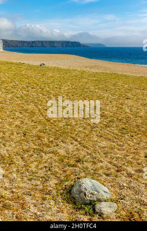 Leerer Strand am Porthleven Sands in der Nähe von Helston am South West Coast Path im Süden von Cornwall, England Stockfoto