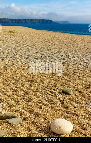 Leerer Strand am Porthleven Sands in der Nähe von Helston am South West Coast Path im Süden von Cornwall, England Stockfoto