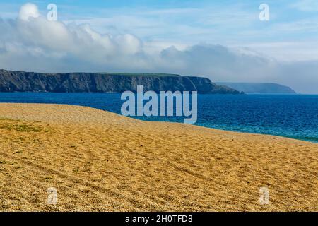 Leerer Strand am Porthleven Sands in der Nähe von Helston am South West Coast Path im Süden von Cornwall, England Stockfoto