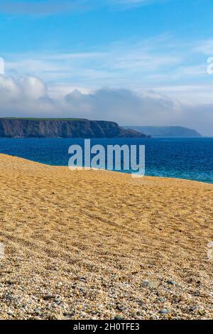 Leerer Strand am Porthleven Sands in der Nähe von Helston am South West Coast Path im Süden von Cornwall, England Stockfoto