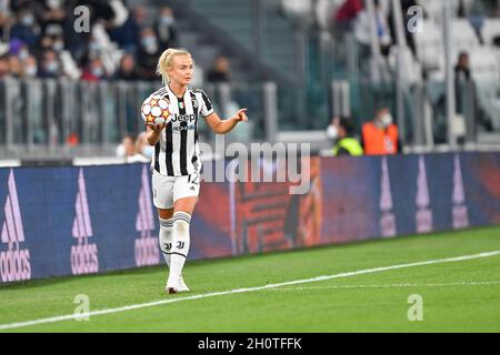 Turin, Italien. Oktober 2021. Matilde Lundorf (12) aus Juventus beim UEFA Women's Champions League-Spiel zwischen Juventus und Chelsea im Juventus-Stadion in Turin. (Foto: Gonzales Photo/Alamy Live News Stockfoto