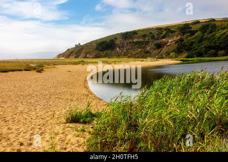 Sommeransicht des Loe, dem größten natürlichen See auf dem Penrose Estate in der Nähe von Helston in Cornwall England Stockfoto