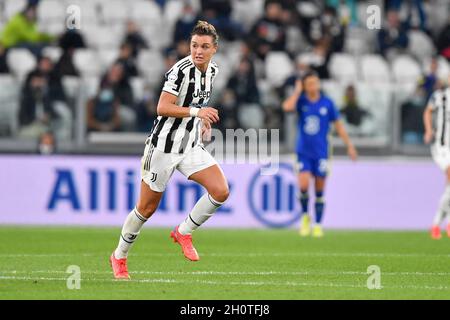 Turin, Italien. Oktober 2021. Cristiana Girelli (10) aus Juventus beim UEFA Women's Champions League-Spiel zwischen Juventus und Chelsea im Juventus-Stadion in Turin. (Foto: Gonzales Photo/Alamy Live News Stockfoto
