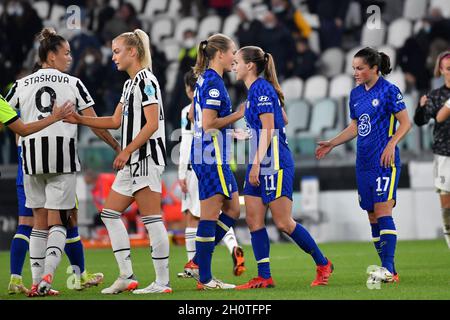 Turin, Italien. Oktober 2021. Magdalena Eriksson (16), Guro Reiten (11) und Jessie Fleming (17) aus Chelsea nach dem UEFA Women's Champions League-Spiel zwischen Juventus und Chelsea im Juventus-Stadion in Turin. (Foto: Gonzales Photo/Alamy Live News Stockfoto