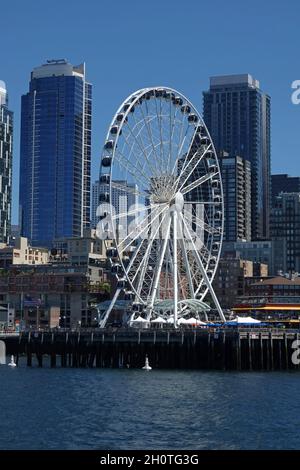 Seattle, WA / USA - 25. Juni 2021: Das Seattle Great Wheel wird an einem Sommertag in vertikaler Ansicht gezeigt. Das Riesenrad befindet sich am Pier 57. Stockfoto