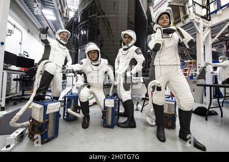 Hawthorne, Usa. Oktober 2021. Die Astronauten von SpaceX Crew-3 posieren für ein Porträt in ihren Anzügen während einer Trainingseinheit am 9. Oktober 2021. Von links sind der ESA-Astronaut Matthias Maurer und die NASA-Astronauten Raja Chari, Thomas Marshburn und Kayla Barron zu sehen. Chari ist Kommandant, Marshburn ist der Pilot und Barron und Maurer sind beide Missionsspezialisten. Foto von SpaceX/UPI Credit: UPI/Alamy Live News Stockfoto