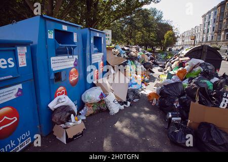England, East Sussex, Brighton, überlaufene Mülleimer auf dem Montpelier Crescent während des Streiks der Müllsammler. Stockfoto