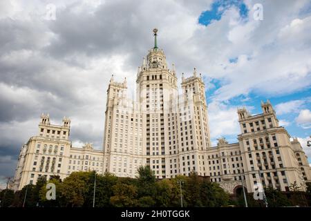 Moskau. Russland. Stalins Wolkenkratzer in der russischen Hauptstadt. Hochhaus am Kotelnicheskaya-Damm. Architektur der UdSSR. Hochhaus-Bui Stockfoto