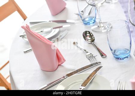 Nahaufnahme des Abendessendessens mit rosa Serviette Stockfoto