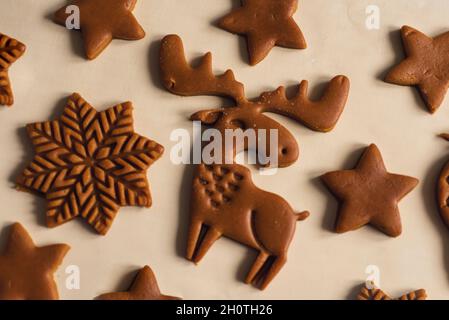 Muster von Weihnachts Lebkuchengebäck in Form von Tieren, Schneeflocken Stockfoto