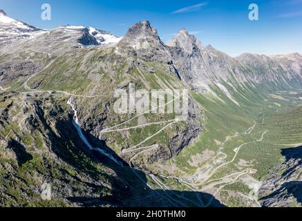Panorama-Luftaufnahme des Bergpasses Trollstigen, Blick über das U-förmige Tal, Norwegen Stockfoto