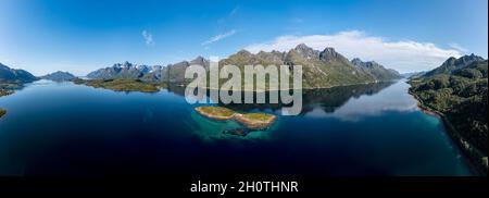 Panorama-Luftaufnahme über den Fjord Raftsund, die Wasserstraße zwischen Lofoten und der Insel Vesteralen, Insel Rognholman vor, Eintritt zum berühmten Trollfjord Stockfoto