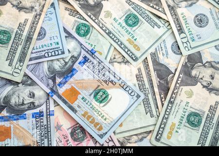 Ein Hintergrundbild Nahaufnahme der amerikanischen oder us-amerikanischen Papierwährung oder Bargeld, einschließlich hundert Dollar-Scheine, fünfziger und zwanziger Jahre, die eine große Flosse Stockfoto